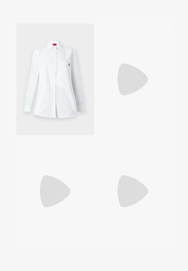Witte lange mouwen shirt met blauwe verticale strepen, een puntige kraag, een voorzak en een klein geborduurd logo op de borst.; Zwarte op maat gemaakte broek met een recht model, voorzien van een soepele textuur en scherpe plooien aan de voorkant. Geen zichtbare hardware.; Zwarte leren slingback hakken met een spitse neus, voorzien van een slanke hak en een goudkleurige accent op de verstelbare band. Gladde textuur.; Zwarte leren handtas met een gestructureerd ontwerp, featuring een verkorte vorm, bovenhandvat en gouden hardwareaccent. Inclusief verstelbare schouderband.