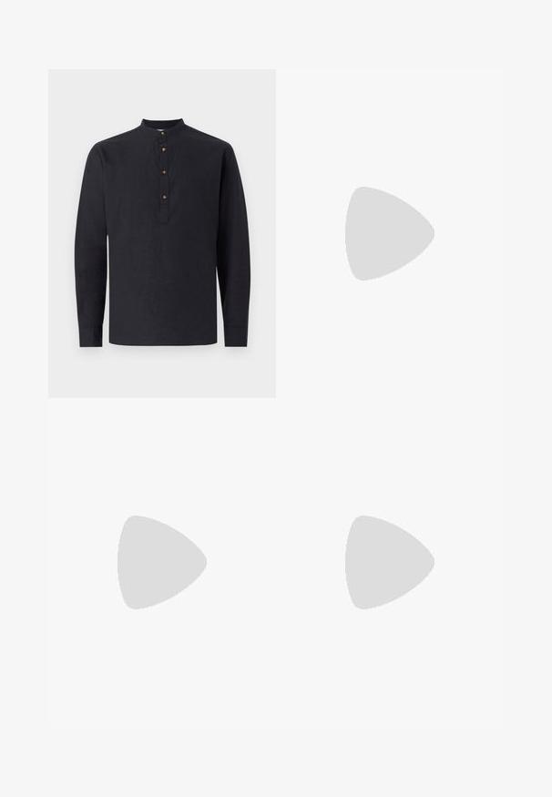 Zwarte lange mouwen shirt van lichtgewicht stof, met een staande kraag en vier bruine knopen bij de hals.; Blauwe denim jeans met een rechte snit, voorzien van een vervaagde voorkant, oranje stiksels en een vijf-pocket ontwerp. Klassieke knoop- en ritssluiting.; Witte flip-flops met een gestructureerde voetbed, slanke bandjes en een veelkleurige accentlijn op de zool. Voorzien van een logo op het bandje.; Zwarte vierkante zonnebril met donkere lenzen, matte afwerking en gouden metalen accenten op de poot, met een minimalistisch ontwerp.