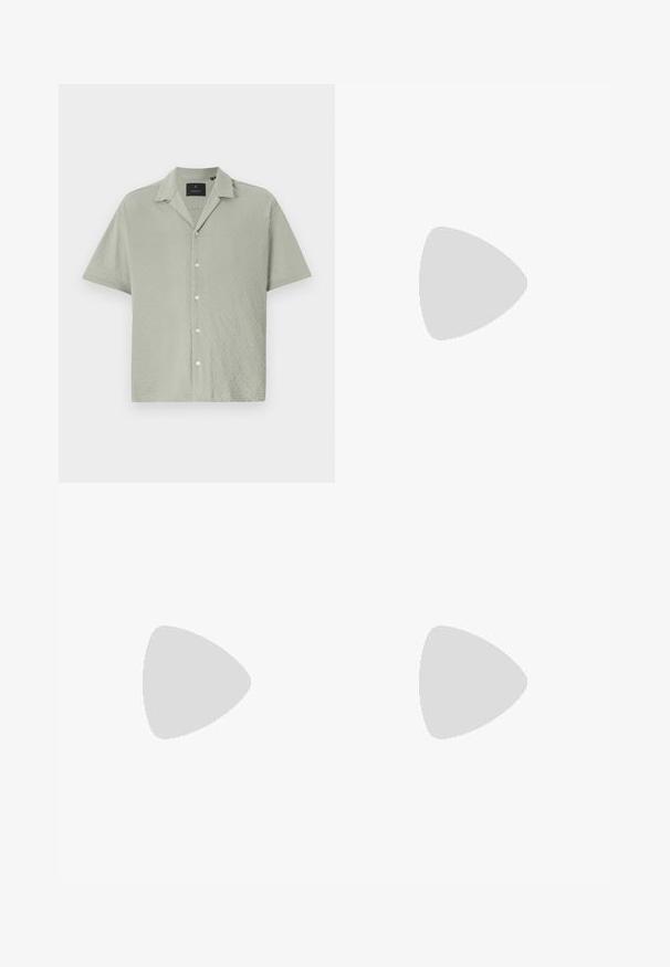 Kortermet skjorte med knappestolpe i lysegrønn, strukturert stoff med diamantmønster, featuring en notched krage og frontlukking med knapper.; Svart kortermet polo skjorte med et teksturert, abstrakt mønster. Kragen er flat og litt åpen, noe som gir et mer avslappet design.; Lys blå denimshorts med klassisk snitt. Har fem lommer, oransje sømdetaljer og ukontrollerte kanter.; Sorte lær loafers med en glat overflade, rund tå og dekorativ syning på forfoden. Lav stablet hæl og let glans.