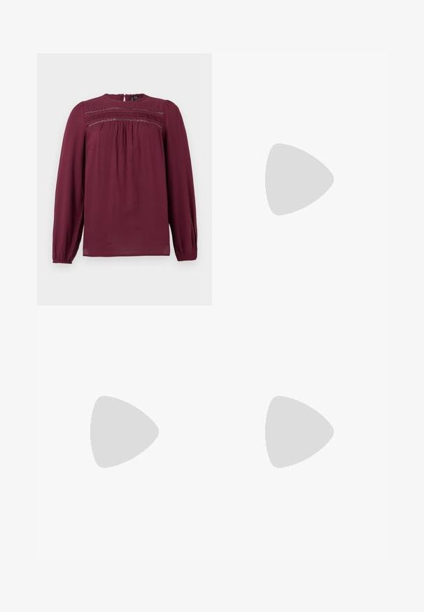 Burgunderblus med långa ärmar, rund halsringning och insamlad detalj vid bröstet. Slät tyg med subtil struktur och mjuk drapering.; Bruna, formsydda byxor i ett mjukt, stretchigt tyg. Raka ben och en platt midja utan synlig hårdvara eller fickor.; Brun patenterad läderpump med fyrkantig tå, texturerad krokodilsmönster, ankelsnodd med guldspänne och en tjock klack.; Brun läder crossbody-väska med en böjd form, gyllene detaljer och en spänneaccent. Har en avtagbar axelrem.