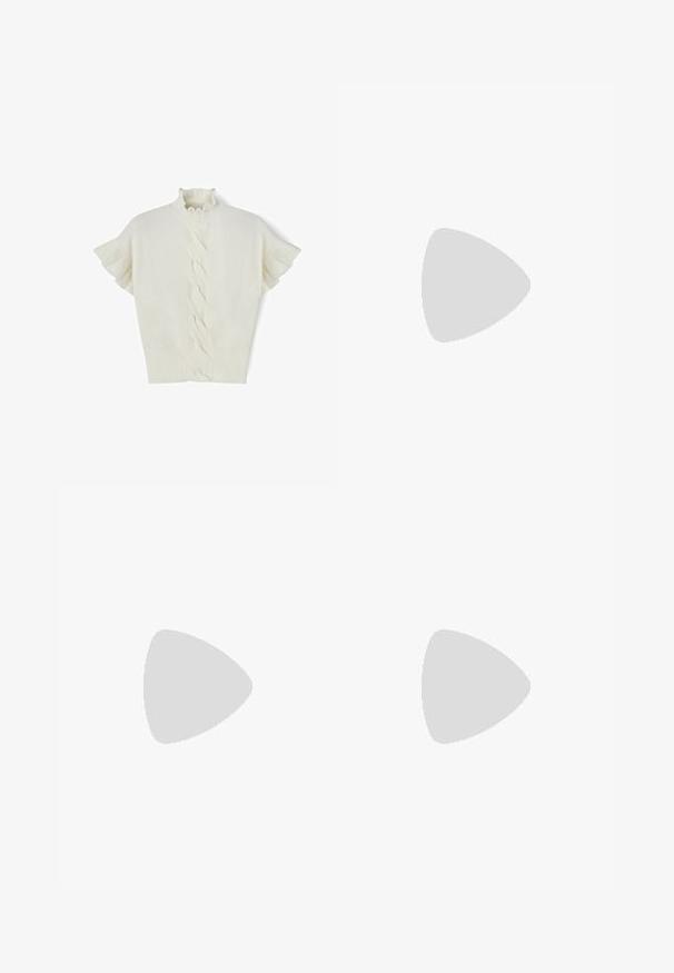 Biały sweter krótki rękaw z dzianiny w warkocze, z falbaną pod szyją i prążkowanym wykończeniem. Miękka tekstura, gładkie wykończenie oraz charakterystyczny wzór w tkaniu wzdłuż środka.; Czarne spodnie z szerokimi nogawkami, wykonane z gładkiego materiału, z przednim zamkiem błyskawicznym i dwoma bocznymi kieszeniami, o dopasowanym kroju i minimalistycznym wzornictwie.; Płaskie sandały z brązową gumową podeszwą, zaprojektowane z trzema nakładającymi się na siebie białymi skórzanymi paskami i małym detalem w postaci kokardy na środku.; Jasnoszara skórzana torba o kształcie litery U z zakrzywionym metalowym uchwytem. Gładka tekstura z minimalnymi szwami i bez widocznych wzorów.