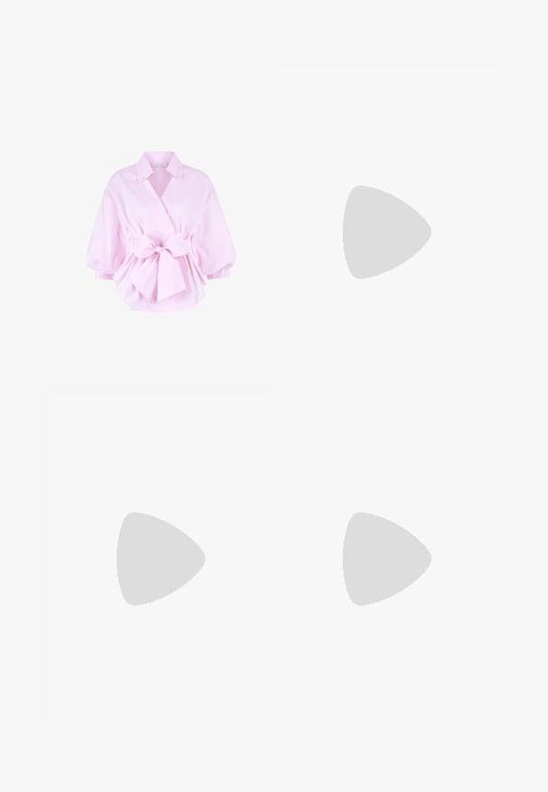 Roze katoenen blouse met een wikkelontwerp, wijde mouwen en een strik aan de voorkant. Bevat een kraag en heeft een gladde textuur.; Hoge taille, wijde pijpen broek van crèmekleurige stof, met twee zijzakken, een enkele knoop aan de voorkant en geplooide details aan de voorkant.; Zwarte hakken mules met een brede, open teen en een gebogen bovenkant. Gemaakt van textuurstof, met een slanke hak en een gladde zool.; Gouden pailletten trekkoord handtas met een ronde handgreep, versierd met glanzende ronde pailletten en een gemêleerde stof. Afmetingen zijn niet opgegeven.