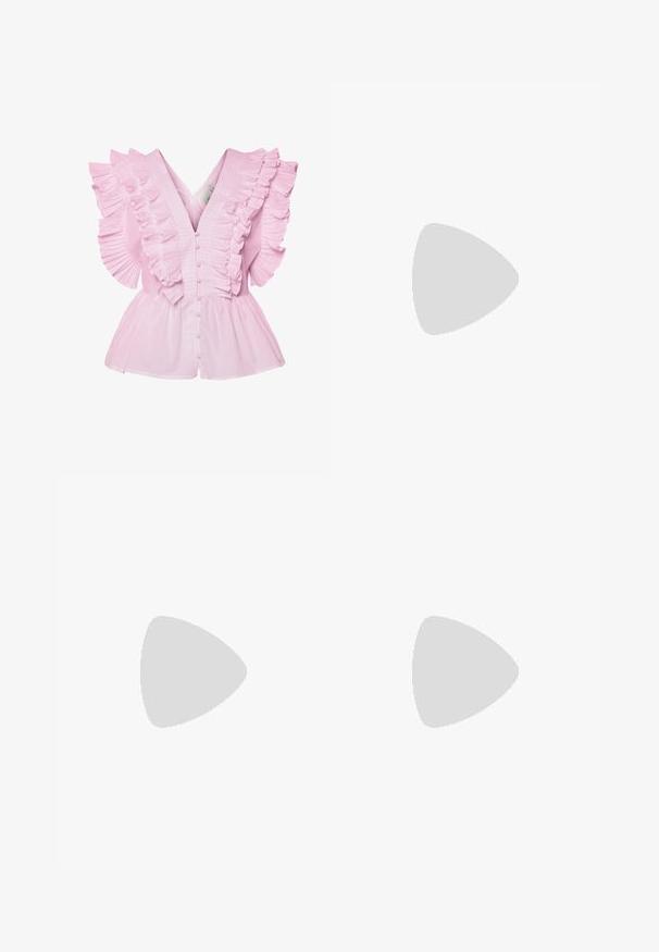 Lichtroze blouse met ruches aan de mouwen en een V-hals. Het heeft een knoopsluiting aan de voorkant en een fitted lijfje dat uitloopt in een peplumstijl.; Donkere jeans met flare, een aansluitende taille, een sluiting met een voorbutton, een vijf-pocket ontwerp en naaddetails langs de benen.; Bruine suède enkelboots met een zachte voering, dikke beige plateauzool en een achterste lus. Getextureerde oppervlakte met zichtbare stiksels.; Ronde, bruin getinte zonnebril met een glanzend bordeauxrood frame. Slanke pootjes met subtiele merkdetails. Vlakke lensontwerp.