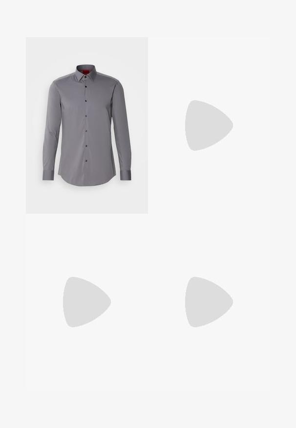 Pilkas ilgomis rankovėmis marškinis, pagamintas iš sklandžios medžiagos, su mygtukų užsegimu ir juodais mygtukais, sukurtas su lenktu apačiu ir pritaikytu siluetu.; Platus blaujos džinsai, pagaminti iš dėvėtos džinsinio audinio. Sukurtas su penkiomis kišenėmis, priekiniais sagčių uždarymu ir tiesiu kirpimu.; Juodos odinės loafers, turinčios lygų paviršių, apvalią noselę ir dekoratyvinę juostą per priekinę dalį. Žemas krentantis kulnas, minimalistinis dizainas.; Juodos stačiakampės akinių nuo saulės su tamsiais objektyvais, storu plastiko rėmu, auksinėmis detalėmis ant šventyklų ir prekės ženklo logotipu išgraviruotu ant šono.