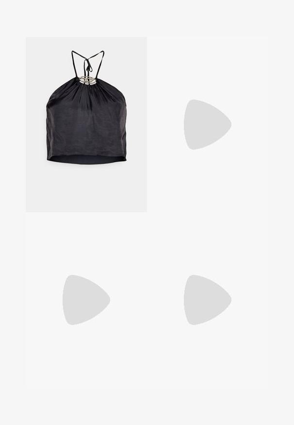 Diesel STANT - Bluse - black; Bredde ben jeans med en lyseblå til mørkeblå gradient, høyt liv, beltehemper og et matchende belte i samme stoff. Teksturert denimoverflate.; Sorte plattformhelter med spiss tå og justerbar ankelrem. Laget av glatt lær, med en robust blokkhel.; Svart lærveske med en buet form, avtagbar stropp og gullbeslag. Vesken har et klaff med spenne-detall.
