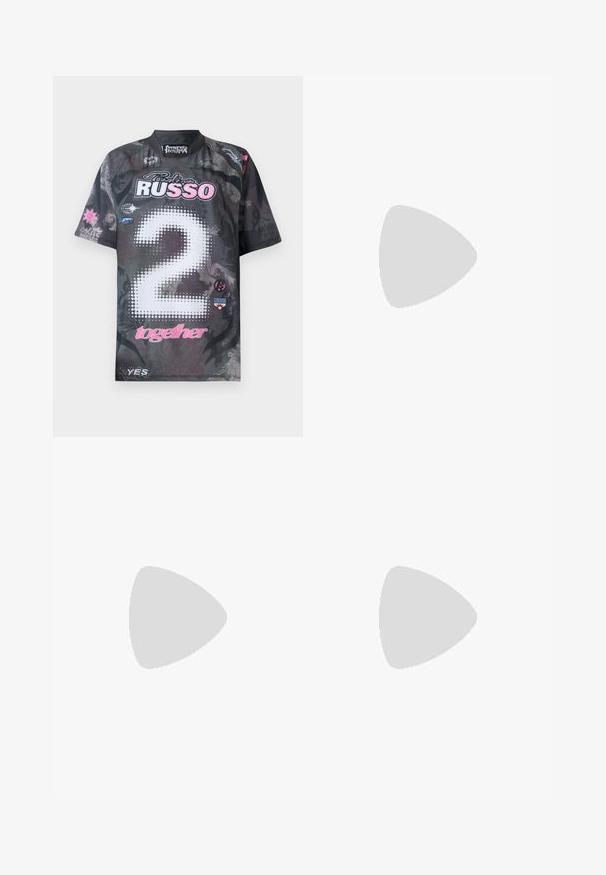 Kratkoročni dres v črni barvi z grafičnimi vzorci, ki prikazuje "2" v belih pikah, rožnate poudarke ter več logotipov v različnih barvah.; Majica s dolgimi rokavi z gradientnim roza-črnim dizajnom, ki vsebuje številko 7, logotipe blagovnih znamk in različne grafične poudarke v bele in črne barve.; Visokorasle hlače iz izbledenega denima z gradientnim vzorcem, ki združuje rumene, zelene in modre odtenke; cvetlični motiv blizu roba.; Paul Smith TOPANGA - Balerinke - black; Brah blaženka iz rjavega usnja z embosiranim krokodilom, cilindrične oblike, zlatih kovinskih elementov in odstranljivim pasom, ki vsebuje žebljičke.; Srebrne uhane v obliki zvezde s teksturiranimi bodicami, z vgrajenimi prozornimi rhinestone kamni in marquise rezanim osrednjim kamnom.