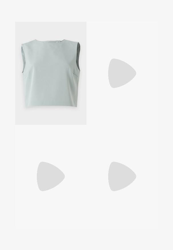 Strakke, mouwloze crop top van zachte, bleke blauwe stof. Kenmerkt zich door een ronde halslijn en subtiele stiksels, gemaakt van lichtgewicht materiaal.; Wijduitlopende denim broek met een lichte naar donkere blauwe gradient, hoge taille, riemlussen en een bijpassende stoffen riem. Gestructureerde denimafwerking.; Zwarte leren puntige pump met een enkelbandje en een chunky hak. Vlakke textuur, strakke vormgeving en minimalistische esthetiek.; Zwarte leren handtas met een gladde textuur, rechthoekige vorm en twee lange handvaten. Geen zichtbare hardware of versieringen.