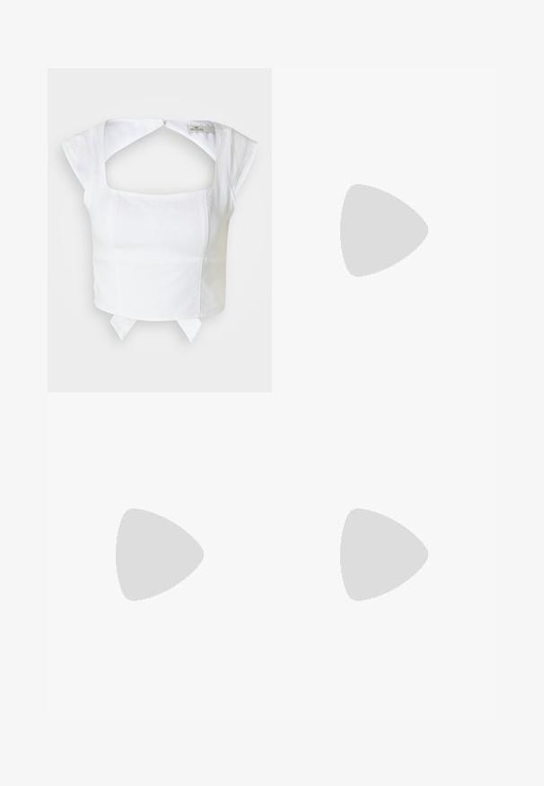 Top strutturato bianco a misura corta con scollatura quadrata, maniche corte a cappuccio e taglio sulla schiena. Presenta un dettaglio con lacci regolabili all'orlo.; Jeans in denim a gamba larga di colore blu scuro, con un effetto di lavaggio sbiadito. Design a cinque tasche con chiusura a bottone e passanti per cintura.; Stivali da cowboy in pelle nera con punta affilata e tacco spesso, caratterizzati da una finitura liscia e un design elegante, abbinati a una gonna grigia.; Ray-Ban WAYFARER UNISEX - Occhiali da sole - black