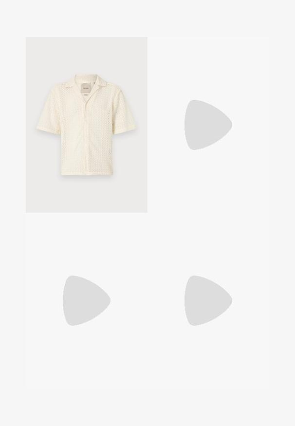 Chemise à manches courtes de couleur crème fabriquée en tissu texturé avec un motif en zigzag et un boutonnage sur le devant. Elle présente un col classique et une poche.; Polo noir à manches courtes avec un motif abstrait texturé. Le col est plat et légèrement ouvert, ce qui renforce le design décontracté.; Shorts en denim bleu clair avec une coupe classique. Comprend cinq poches, des coutures orange et des ourlets à bord brut.; Mocassins en cuir noir avec une finition lisse, bout rond et coutures décoratives sur la tige. Talon bas empilé et léger brillant.