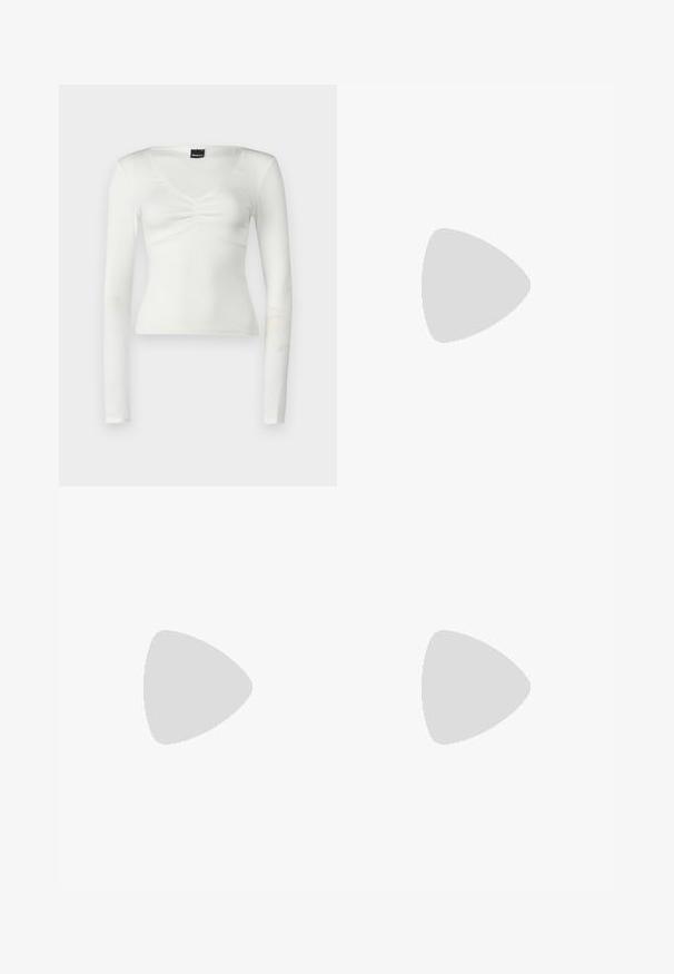 Top bianco a maniche lunghe con scollatura a V e dettagli arricciati sul petto. Realizzato in tessuto morbido con una silhouette aderente.; Jeans flared di colore blu chiaro in denim, dotati di vita alta, design a cinque tasche e una leggera sfumatura verso l'orlo.; Stivali da cowboy in pelle marrone con punta affusolata e tacco a blocco, caratterizzati da dettagliati ricami e accenti rialzati sul gambale.; Borsa a mano in pelle nera con patta e dettaglio in metallo dorato. Include una tracolla nera e un design elegante e minimalista.; Orecchini a cerchio in argento con un design torciglionato, caratterizzati da una finitura lucida e chiusura a perno. Misurano circa 3 cm di diametro.
