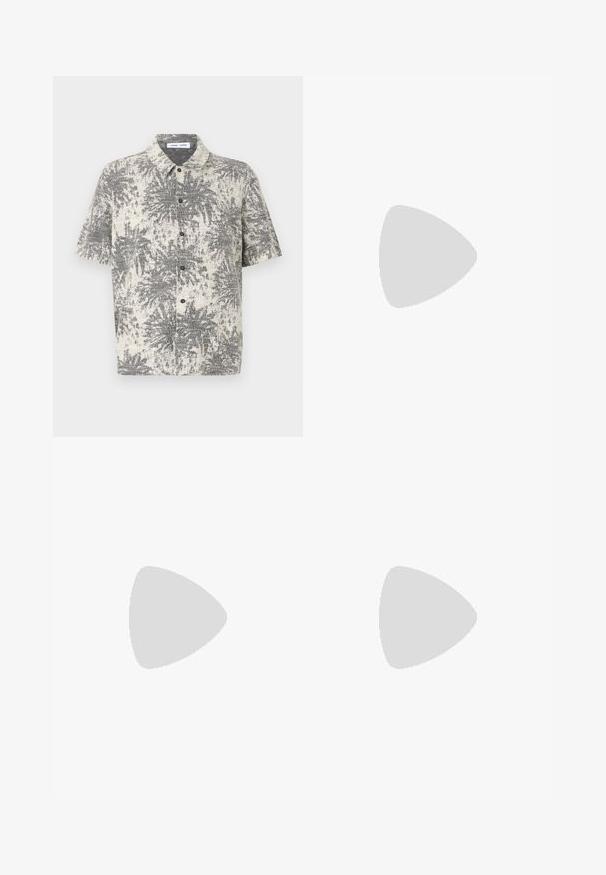 Camicia a maniche corte, con colletto, di colore crema con un motivo di palme nere, caratterizzata da un tessuto testurizzato e cinque bottoni neri sul davanti.; Jeans in denim blu con vestibilità dritta, design a cinque tasche, cuciture sottili e chiusura con bottone in vita.; Sneaker bianco con tomaia in pelle liscia e profilo basso. Presenta una punta arrotondata, sei occhielli e una suola in gomma testurizzata.; Cartella in pelle blu scuro con doppio manico superiore e tracolla removibile. Presenta una finitura texturizzata, cuciture verticali e dettaglio del logo.