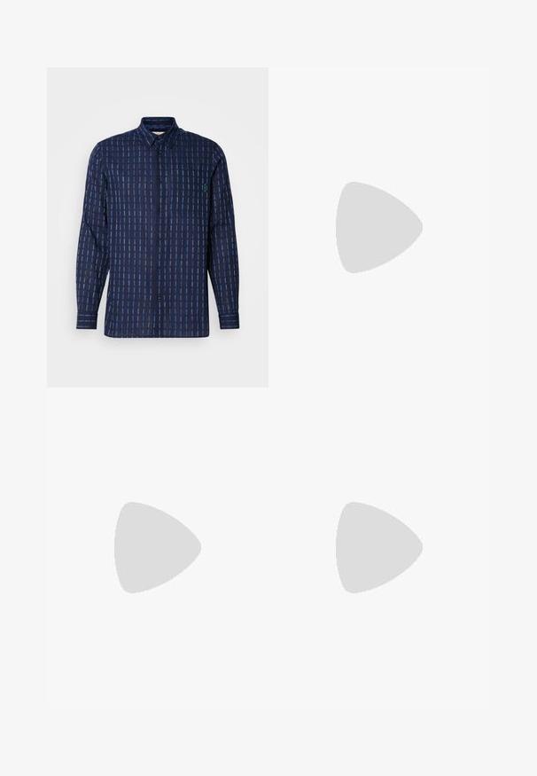 Maglietta a maniche lunghe color navy con un motivo a righe orizzontali e verticali in diverse tonalità di blu. Presenta un colletto, taschino frontale e chiusura con bottoni.; Due camicie a manica lunga, una nera e una bianca, realizzate in cotone con scollo rotondo e una texture liscia, esposte in un disposizione impilata.; Pantaloni a gamba larga in tessuto blu scuro con un intricato motivo geometrico arancione, con vita aderente e pieghefrontali.; Mocassini in pelle nera con punta arrotondata, una fascia con nappine e una suola spessa con motivo a trazione. Texture liscia e design classico.