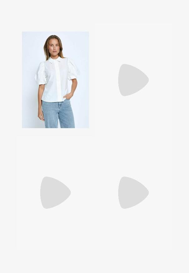 Blusa bianca con maniche a sbuffo, apertura con bottoni, colletto e texture uniforme, abbinata a jeans azzurri su uno sfondo neutro.; Pantaloni neri a gamba dritta, con tasche frontali e spacchi laterali all'orlo. Realizzati in tessuto morbido e liscio. Adatti a diverse occasioni.; Ballerine slingback rosa pallido con punta affusolata, realizzate in un materiale simile alla pelle liscio. Presentano dettagli a taglio sui lati e un tacco piatto.; Occhiali da sole neri rettangolari con montatura spessa, indossati da una persona in una polo beige a trama con colletto.