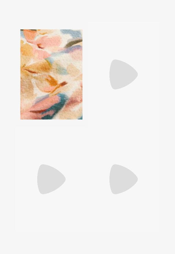 Tissu floral avec des couleurs pastel douces, incluant du rose, de l'orange et du bleu, avec une surface texturée et un motif flou.; Jogging en lin beige avec une taille élastique et un cordon de serrage ajustable, présentant des poignets élastiques et une coupe relaxée. Texture lisse.; Chaussure slip-on en suede marron avec un bout arrondi, présentant une semelle en jute tissée et une petite sangle d'accent à l'avant.; Lunettes de soleil avec monture en métal doré, verres verts, forme ronde, branches fines et accents en plastique blanc aux extrémités des branches.