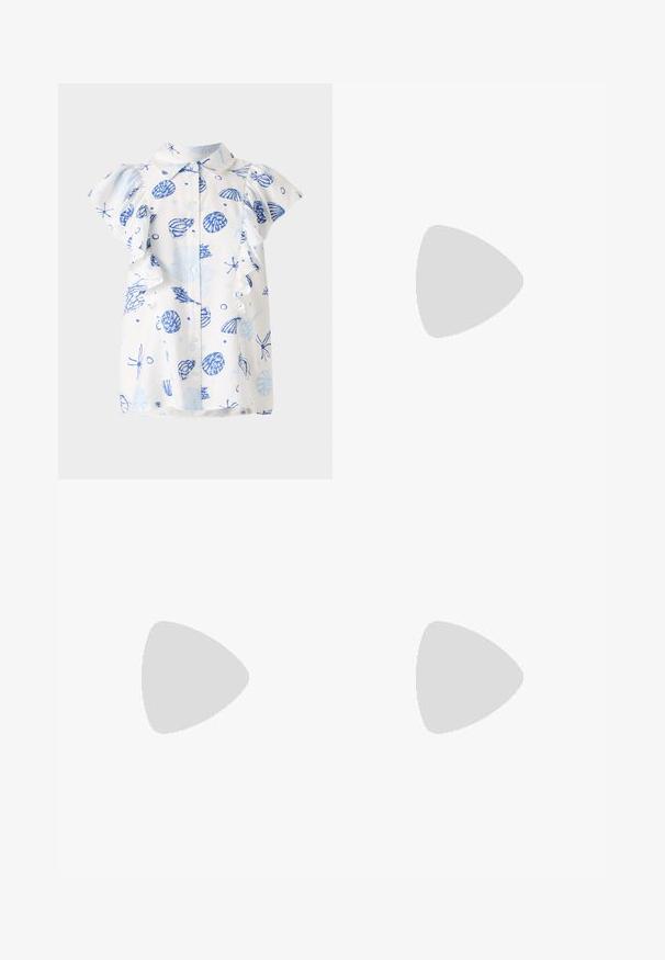 Camicetta bianca a maniche corte con motivo di conchiglie blu, chiusura a bottoni e maniche frastagliate. Realizzata in tessuto di cotone leggero.; Pantaloni a gamba larga in tessuto crema con una texture liscia, caratterizzati da un singolo bottone frontale, pieghe sottili e un design a vita alta.; Sandali con tacco color crema con punta aperta, tacco a blocco spesso, sottile cinturino alla caviglia e finitura leggermente lucida. Decorazione a fibbia sul cinturino.; Borsa in paglia intrecciata con silhouette curva, dotata di una tracolla in pelle nera liscia e di una piccola pochette abbinata, attaccata da un cinturino da polso.