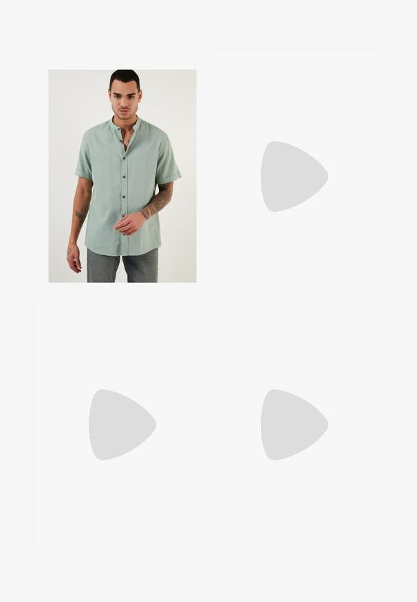 Buratti SHORT SLEEVE - Košeľa - apple green; Olivovo zelené nohavice vyrobené z bavlny s rovnými nohavicami, zdobené jemným rebrovaním na vreckách a kontrastným šitím.; Biele kožené tenisky s embosovaným vzorom, štruktúrovanou bielou medzipodrážkou a čiernym akcentom na päte. Majú zaoblenú špičku a ploché šnúrky.; Čierne kožené rukavice s hladkou textúrou, päť prstov a jemné švy. Klasický dizajn, vhodný na používanie v chladnom počasí.