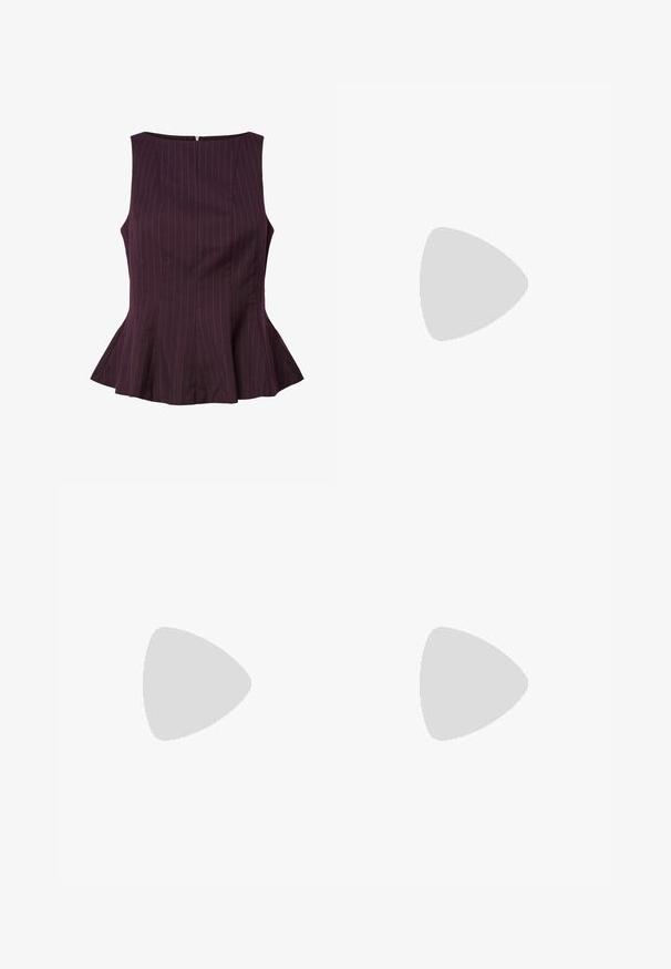 Top peplum em ameixa com riscas verticais, design sem mangas, decote arredondado e fecho de zip na parte de trás. Ajuste entalhado com bainha cheia.; Jeans de brim azuis claros, com corte à boca de sino, apresentando uma cintura alta, cinco bolsos e um fecho de botão único. Textura macia com acabamento desbotado.; Saltos altos pretos com bico fino e atilho ajustável no tornozelo. Confeccionados em couro suave, apresentam um salto bloco robusto.; Saco hobo preto em pele com uma textura lisa, forma curva e uma única alça ajustável; apresenta uma abertura larga na parte de cima.