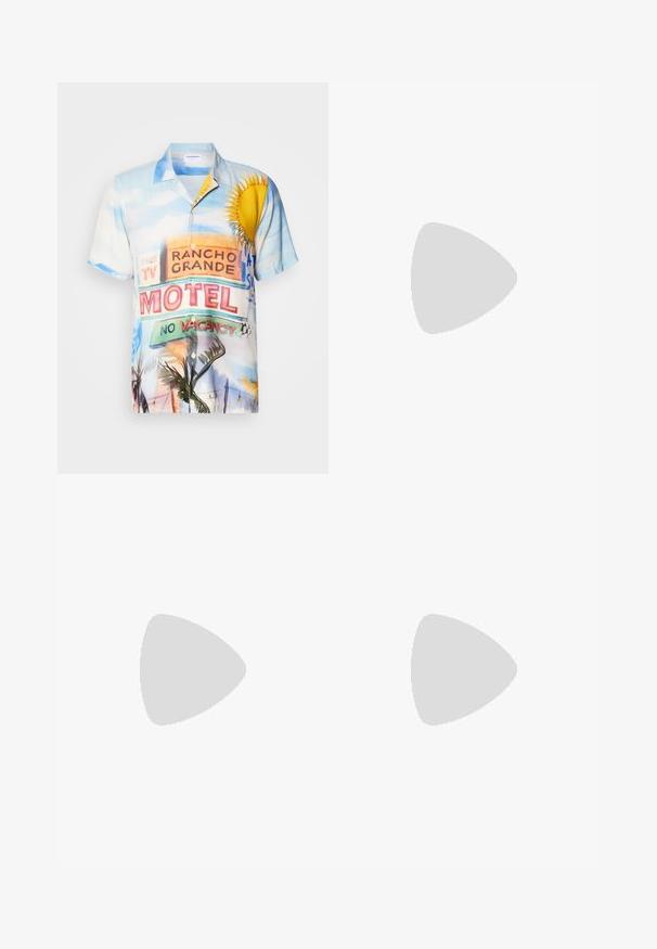 Kratek rokav s s button-up srajco, ki prikazuje barvito zasnovo znaka motela v modrih, rumenih in zelenih odtenkih, narejeno iz lahkotnega materiala.; Dve bele bombažne majice s krožnim ovratnikom, kratkimi rokavi in mehkimi teksturami. Obe sta enobarvni, brez vidnih vzorcev ali dodatkov.; Rjave bombažne hlače s ravnim krojem, gumbom za zapiranje in stranskimi žepi. Imajo gladko teksturo in enostaven, neokrasen dizajn.; Črni usnjeni loafer z gladko površino, ki ima šivano zasnovo in dekorativni kovinski verižni naglas preko vampirja. Ravno peto.