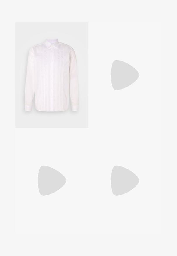 Camicia bianca a maniche lunghe con colletto classico, caratterizzata da dettagli a righe verticali e chiusura con bottoni sul davanti.; Pantaloni beige realizzati in tessuto liscio, con un design a gamba dritta, chiusura frontale con bottone e dettagli di pieghe sottili lungo la parte anteriore.; Infradito in suede grigio chiaro con due fibbie regolabili, un sottopiede in sughero e una suola in gomma strutturata.; Occhiali da sole rotondi con una sottile montatura in metallo nero, lenti scure e naselli regolabili. Le stanghette presentano un discreto dettaglio del marchio.