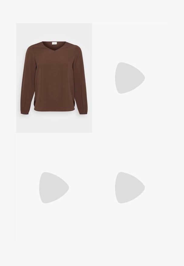 Haut marron à manches longues avec un décolleté en V et des manches froncées, présenté sur un fond blanc uni.; Pantalon large plissé vert foncé avec taille élastique, présenté sur un fond blanc uni.; Sandale à talons hauts en métal doré avec un bout carré, une fine bride au niveau de la cheville et un design épuré et minimaliste avec une finition brillante.; Boucles d'oreilles en or avec une finition lisse et brillante. Design circulaire présentant un petit clou et une attache transparente pour un port sécurisé.