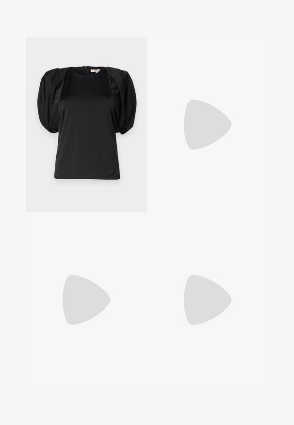Schwarzes Kurzarm-Top mit puffierten Schultern, aus glattem Stoff gefertigt, mit Rundhalsausschnitt und einem Reißverschluss hinten.; Helle blaue Schlagjeans aus Denim. Mit hoher Taille, dezentem Used-Look und dunkelblauen Seitenpaneelen. Fünf Taschen und Knopfverschluss.; Schwarze Lederhalbschuhe mit runder Zehenpartie, flacher Sohle und einem Riemen mit Schnallen-Detail. Robuster Blockabsatz für zusätzliche Stabilität.; Silberne Metall-Hoops Ohrringe mit gebürsteter Oberfläche, die ein kreisförmiges Design aufweisen und mit einem klaren Steckverschluss für einen sicheren Halt ausgestattet sind.