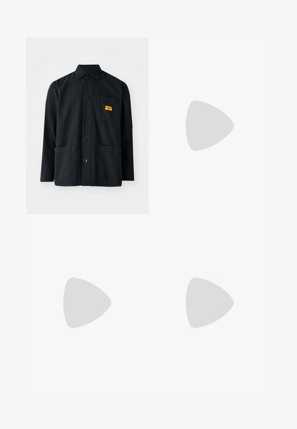 Melns kokvilnas darba žakets ar pogu priekšpusi, divām priekšējām kabatām un mazu dzeltenu uzlīmi uz krūšu kabatas. Vienkāršs, utilitārs dizains.; Balta garām piedurknēm T-kreklā, kas izgatavots no kokvilnas. Arapa kakla dizains ar ribotām aprocēm un mazu logotipu uz kreisās piedurknes. Gluda tekstūra.; Melna denima taisna piegriezuma bikses ar klasisku piecu kabatu dizainu, poga aizdari, minimāls šuvju skaits un mīksta tekstūra.; Melnas ādas loafers ar gludu apdari, izšūtiem detaļām pa vampu un nedaudz paceltu papēdi.