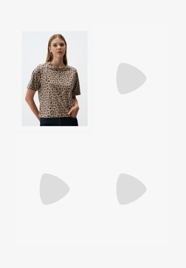 T-shirt en coton à manches courtes imprimé léopard, avec un col rond, une coupe décontractée et une texture douce ; nuances de beige et de noir.; Jean en denim bleu avec une coupe droite, dotés d'une fermeture éclair, de deux poches avant et d'un léger délavage sur l'ensemble du tissu.; Sneaker Nike Dunk Low en noir et blanc avec tige en cuir, boîte à orteils perforée et lacets noirs, dotée d'une semelle blanche et d'accents de logo.; Sac hobo en cuir noir au design décontracté, avec une large bandoulière et une texture lisse. Dispose d'une fermeture éclair unique sur le côté.
