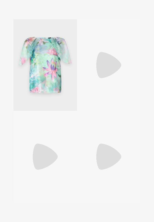 Korte mouw blouse van lichte, doorzichtige stof met een aquarel bloemenpatroon in roze en blauwe tinten, ronde halslijn en een losse pasvorm.; Donkerblauwe wijde jeans van denimstof met een hoge taille, voorzien van oranje stiksels, een vijf-pocket ontwerp en een knoopsluiting.; Witte strappy hoge hak sandaal met een platte tenenbasis, gestructureerde voorkant met geplooide accenten, en een slanke enkelband.; Gouden creolen met een textuur en onregelmatige vorm. Voorzien van een naadloze sluiting en een gepolijste afwerking, wat het moderne ontwerp benadrukt.