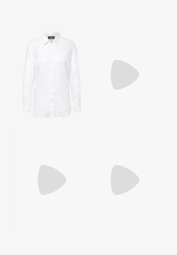 Witte linnen shirt met een knoopsluiting aan de voorkant, lange mouwen en een klassieke kraag. Kenmerkt zich door gedetailleerde stiksels en een relaxte pasvorm.; Zwarte wijde broek met hoge taille, knoopdetails op de tailleband en plooien aan de voorkant.; Zwarte gepolijste leren enkellaars met een spitse neus en een blokhak van gemiddelde hoogte. Glad textuur en minimalistisch ontwerp.; Zwarte leren tote bag met twee lange handvatten, een zachte textuur en een gestructureerde vorm. Voorzien van een voorvak voor extra opslagruimte.