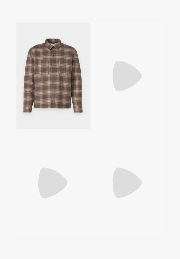 Camisa xadrez castanha com colarinho pontudo, dois bolsos no peito e fecho com botões, feita de um tecido macio e texturizado.; T-shirt Adidas de cor cinza carvão com mangas curtas e um pequeno gráfico em neon verde de altifalantes, sol e o logo da Adidas no lado esquerdo do peito.; Calças pretas em padrão xadrez com cintura elástica, dois bolsos frontais e um ajuste solto com design de perna reta. Feitas de material leve.; Ténis em preto e branco com upper em camurça e couro, apresentando três riscas brancas, um toe perfurado e uma sola em borracha de goma.; Colar de pérolas brancas com forma redonda uniforme, superfície lisa e fecho metálico com corrente de extensão para ajuste de comprimento.