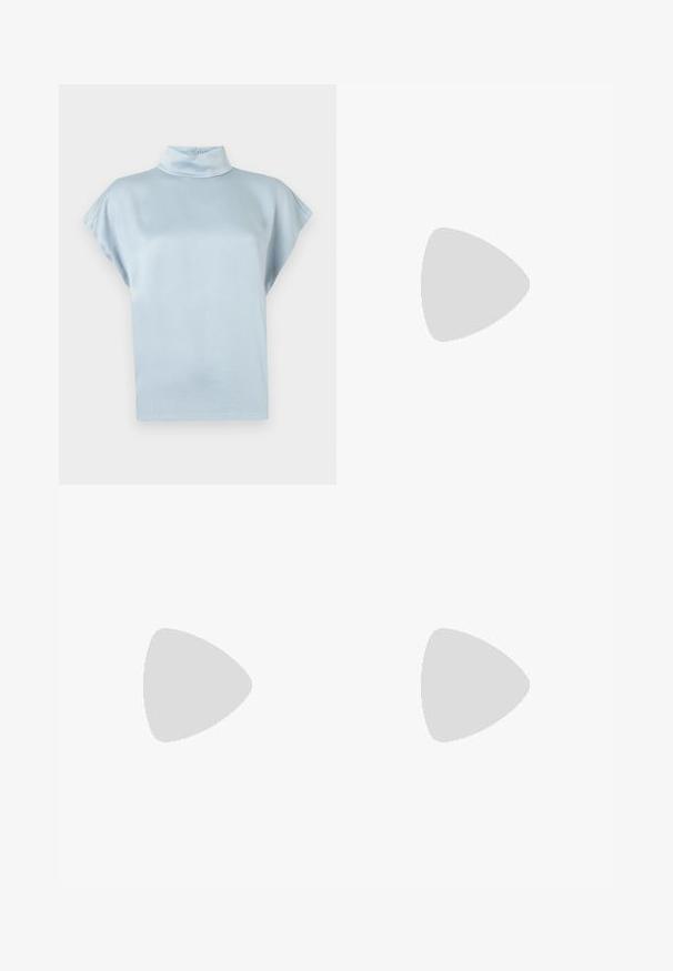 DRYKORN ALARIA - Bluza - blue; Crne krojene hlače ravnog kroja, s glatkom teksturom i oštrim pregibima naprijed. Bez vidljivih metalnih dijelova.; Crne kožne sandale s petom, s izduženim vrhom, imaju usku petu i zlatni akcent na podesivoj traci. Glatka tekstura.; Crna kožna torba s strukturiranim dizajnom, s krojenim oblikom, gornjom drškom i zlatnim detaljima. Uključena je podesiva ramena traka.