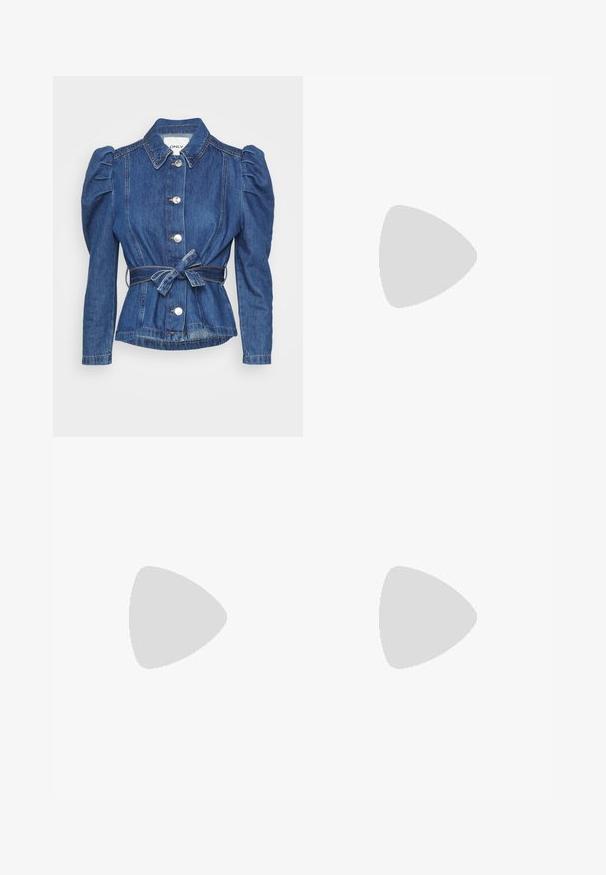 Jeans jakna v temno modri barvi z zožanim pasom, napihnjenimi rokavi, gumbom na sprednji strani in vezanim pasom. Ima srebrne gumbe in subtilne šivane podrobnosti.; Črne široke hlače iz gladkega materiala, z ravnim sprednjim delom, zanko za pas in brez vidnih žepov. Čist, krojen dizajn.; Srebrne metalne sandale s minimalističnim dizajnom, ki vključujejo tanke trakove in črno ravno podplato. Izpostavljajo se prečkasti trakovi.; Srebrni uhani obroči z gladko, polirano površino. Okrogla oblika, lahka zasnova, ki vključuje varen sistem zapiranja.