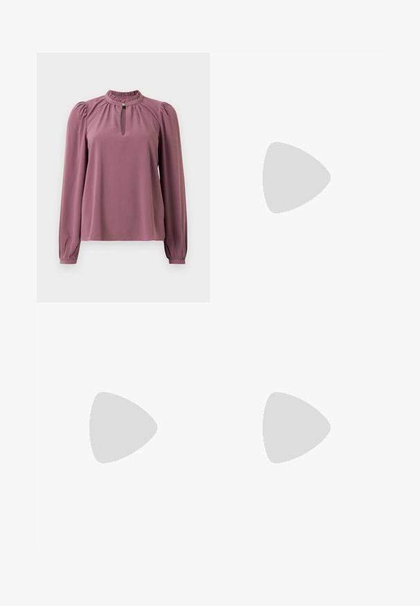 Blusa a maniche lunghe in malva con colletto arricciato, scollatura a chiave con chiusura a bottone e spalle leggermente gonfie.; Pantaloni neri a gamba larga realizzati in morbido velluto, dotati di una cintura elastica e una superficie liscia, senza dettagli o motivi visibili.; Décolleté in vernice nera con punta affusolata e tacco in geometria cubica. Presentano un design elegante e minimalista, con una texture liscia.; Borsa a tracolla nera in pelle con una forma curva, manico rimovibile e accessori dorati. La borsa presenta una patta con un dettaglio a fibbia.