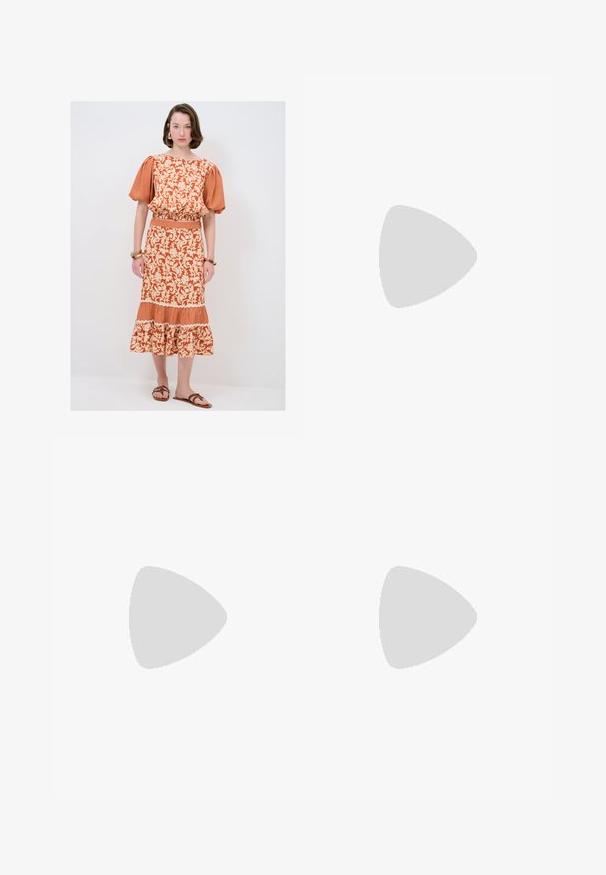 Orange Kleid mit floralem Muster, Puffärmel, elastischem Bund und gestuftem Saum. Kombiniert mit braunen Sandalen ohne Absatz, die ein Gingham-Muster zeigen.; Braune, hoch taillierte Hose mit Falten, aus glattem Stoff. Lässige Passform, gerade Beinform, mit Gürtelschlaufen und Reißverschluss.; Braune Wildleder-Peeptoe-Sandale mit einem dreieckigen Zehenriemen, Knöchelbindern und einem strukturierten Blockabsatz für Stabilität.; Braune Leder-Crossbody-Tasche mit geschwungener Form, goldfarbenen Beschlägen und einer Schnallenakzentuierung. Verfügt über einen abnehmbaren Schultergurt.