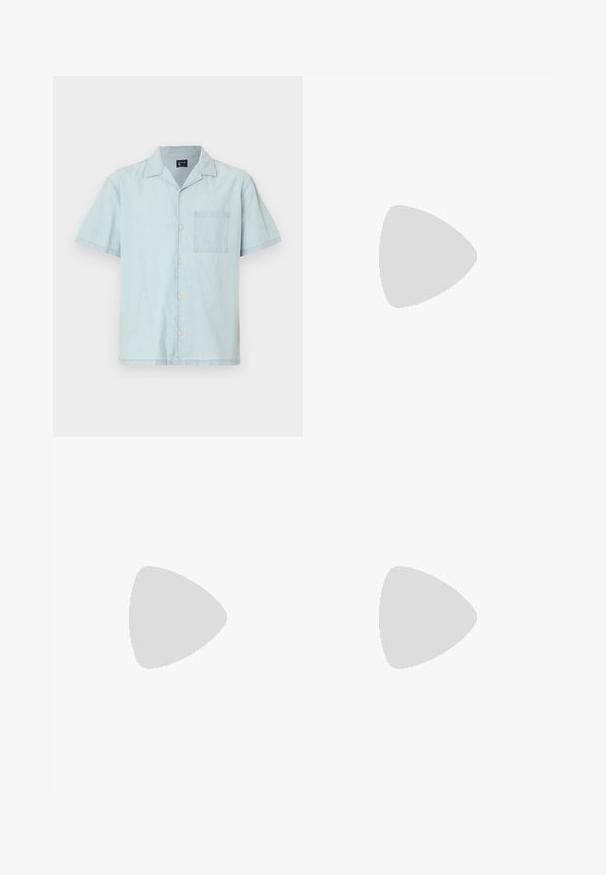 Lichtblauwe korte mouw shirt van lichte stof, met een klassieke kraag, knopen aan de voorkant en een borstzak aan de linkerzijde.; Zwarte polo met korte mouwen, voorzien van een gestructureerd, abstract patroon. De kraag is plat en iets geopend, wat het ontspannen ontwerp benadrukt.; Leren denim shorts in lichtblauw met een klassieke snit. Bevat vijf zakken, oranje stikselaccenten en ruwe zoomranden.; Zwarte leren loafers met een gladde afwerking, ronde neus en decoratieve stiksels op de wreef. Lage gestapelde hak en een lichte glans.