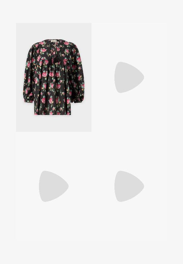 Blusa negra con estampado floral en rosa y verde. Presenta mangas abullonadas, un cuerpo fruncido y un lazo con borlas en el escote.; Pantalones de cuero sintético negros con corte de pierna ancha, que presentan costuras blancas, bolsillos delanteros y un botón dorado en la cintura.; Bailarina de piel negra con punta redondeada, textura suave, detalle de costura minimalista y diseño de suela flexible.; Bolso de mano de cuero marrón con cierre de solapa, herrajes en tono dorado, correa para el hombro y una textura suave. Forma rectangular compacta.