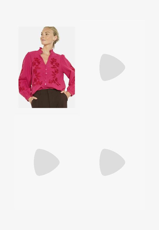 Vaaleanpunainen ruutublouse, jossa on kukkakirjontaa, röyhelökaulus, pitkät hihat ja etupainikkeet. Pehmeä kangas, jossa on kontrastina punaisia yksityiskohtia.; Bershka WIDE-LEG - Leveälahkeiset - black; Bershka Korolliset sandaalit - black; Mustekko mustasta kiiltonahasta valmistettu käsilaukku, jossa on kaareva muoto, yksi olkahihna, etutaskut ja hopeanväriset yksityiskohdat.