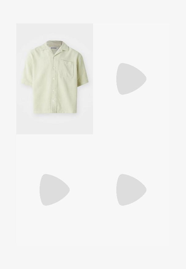 Kortärmad skjorta i ljusgrön med randigt mönster, en bröstficka och knäppning framtill. Tillverkad av andningsbart tyg med en avslappnad passform.; Vit bomull t-shirt med korta ärmar, rundad halsringning, avslappnad passform och utan synliga logotyper eller mönster. Slät textur och minimal design.; Svarta vida byxor med veckad front, sidofickor och en mjuk textur. Designade för en avslappnad passform.; Beige mockaskinnssko med snörning, sydda detaljer och gummisula. Formen är avslappnad med en lätt kilklack.