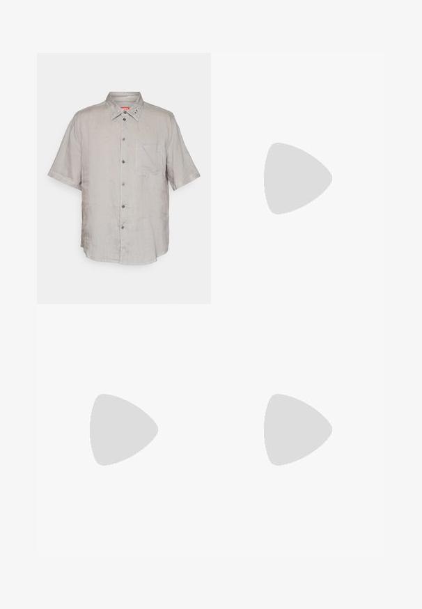 Lichtgrijs kortemouwen overhemd met knopen, voorzien van een borstzak en een kleine speld op de kraag, weergegeven tegen een witte achtergrond.; Massimo Dutti JOGGER FIT - Broek - black; Donkerbruin leren bootschoen met een low profile, voorzien van messing oogjes en contrasterende stiksels, platte rubberen zool en een textuurfinish.; Zwarte rechthoekige zonnebril met donkere glazen, glanzend plastic montuur en kleine handtekeningaccenten op de pootjes. Platte profiel en scherpe hoeken.