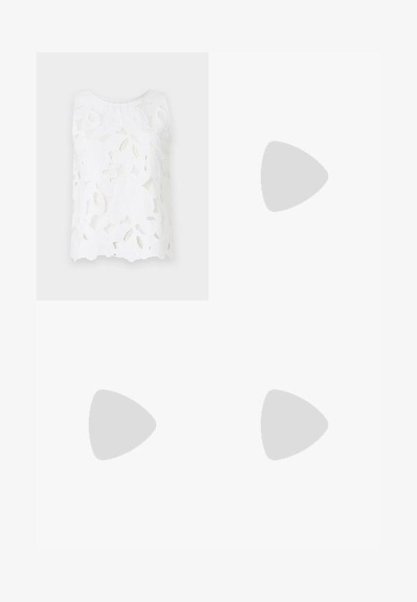 Hvid ærmeløs top med blomsterbroderi i blonde, gennemsigtig struktur og en løs pasform med rund halsudskæring og bølget kant.; Beige kjole med intrikate sølv blomsterblonder, trekvartærmer, rund halsudskæring og lynlås i ryggen. Tekstureret design detalje.; Sorte højhælede sandaler med tynde stropper og en knyttet design, en glat firkantet tå og en slank stiletto hæl.; Lys grå metallisk håndtaske med kædestrop, dekoreret med små runde metalliske studs og et trekantet brandlogo.; Sølv øreringe i cirkel med en glat, skinnende overflade, der har en buet form og lukning med stift bagpå. Minimalistisk design med et moderne udseende.