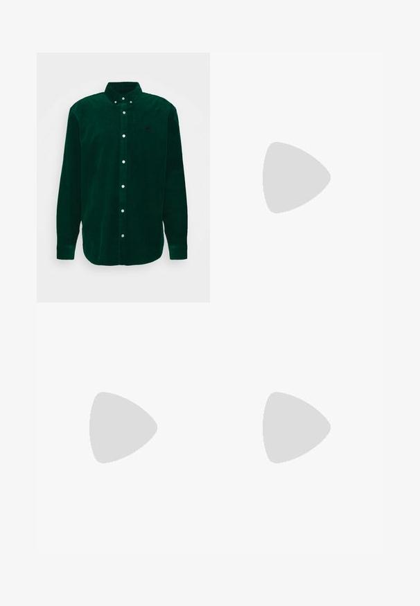 Carhartt WIP MADISON - Krekls - chervil; Melna kokvilnas T-krekls ar apaļu kaklu, īsām piedurknēm un nelielu krāsainu etiķeti kreisajā krūtīs, kurā ir vārds "SUPERIOR".; Baltas kokvilnas kargo bikses ar brīvu piegriezumu. Iezīmes ietver priekšējās kabatas, zeltītas detaļas un pastiprinātas ceļa daļas.; Melnas un baltas kedas ar zamša un ādas augšdaļu, kas aprīkotas ar trim baltām svītrām, perforētu purngali un gumijas zolēm.