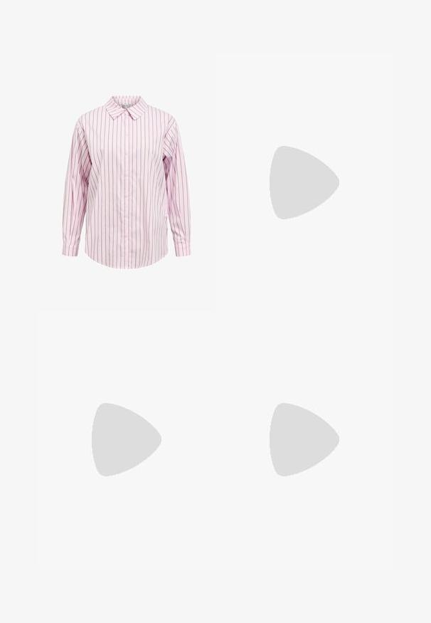 Różowo-biała, w paski, koszula z długim rękawem, zapinana na guziki, z wykładanym kołnierzykiem i prostym dołem. Posiada teksturę materiału oraz koordynację detali guzików.; Białe, dopasowane spodnie z prostymi nogawkami, posiadające zapięcie na guzik, szlufki na pasek oraz kieszenie boczne; gładka tekstura materiału.; Jasnoróżowe baleriny na odkrytej pięcie z wąskim noskiem, wykonane z gładkiego materiału imitującego skórę. Posiadają wycięcia po bokach oraz płaski obcas.; Brązowa torebka typu tote wykonana z zamszu o miękkiej teksturze, z dużym otwarciem i długimi paskami. Charakteryzuje się prostym designem z widocznymi szwami i bez elementów metalowych.