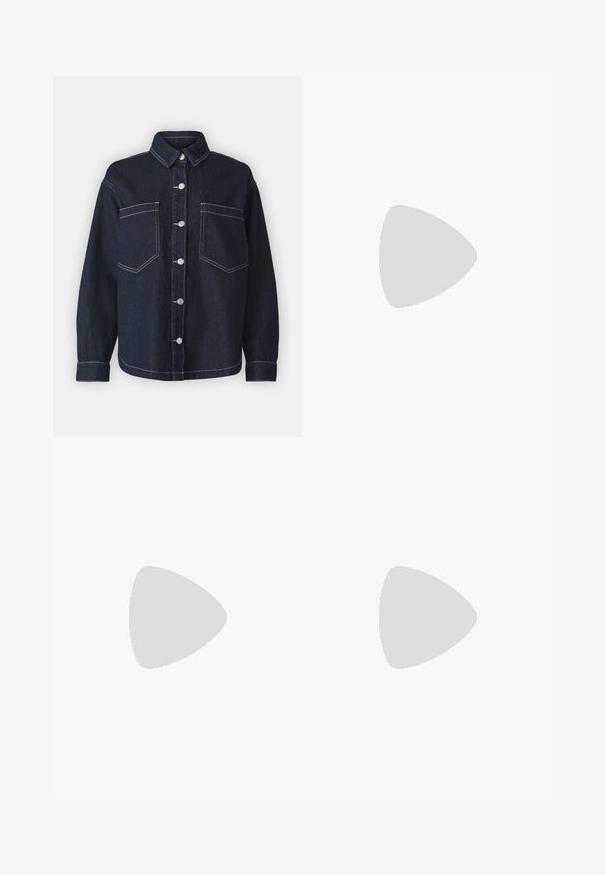 Mörkblå denimjacka med krage, silverknappar, två bröstfickor och kontrasterande vit söm. Löst sittande och långa ärmar.; Vidbyxorna är tillverkade av mörkgrått tyg. De har veck i midjan, en skräddarsydd design och en rak silhuett.; Svartvita sportskor med en strömlinjeformad design, gummisula, snörning och tre vita ränder på sidorna.; Ovalformade solglasögon med gröna linser, svart plastfront och tunna metallbågar i guld. Har en minimalistisk design med slät yta.; Svart tygväska med en strukturerad, vadderad yta. Rund form, korta, tjocka handtag och en mjuk, flexibel struktur.