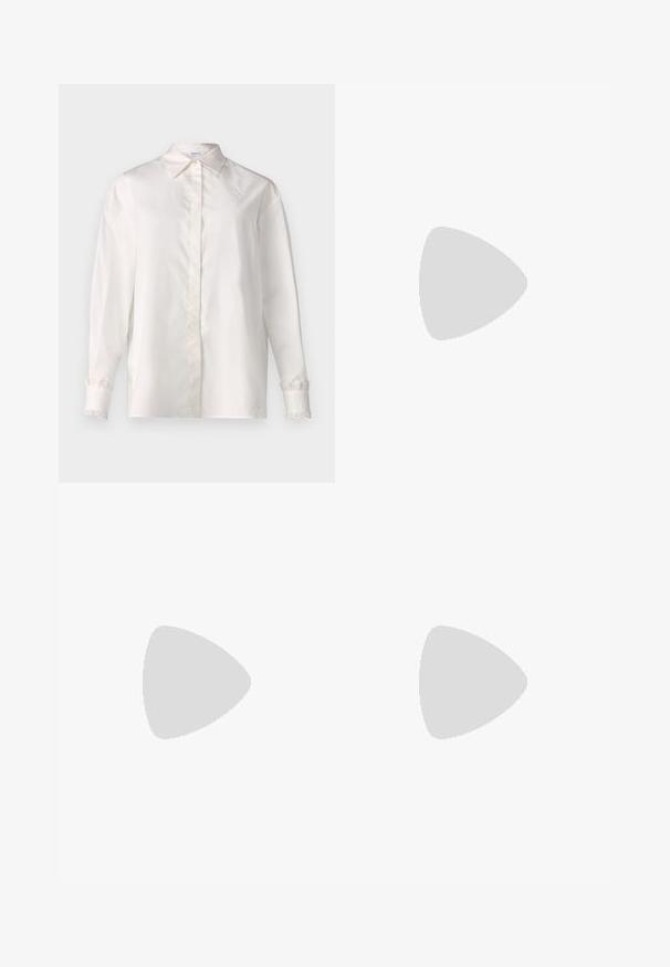 Marella ABADAN - Bluse - bianco; Beige weite Hosen aus glattem Stoff, mit einem flachen Vorderteil mit Falten, einem Reißverschluss und Gürtelschlaufen. Insgesamt eine taillierte Passform.; Schwarze High-Heelsandalen mit mehreren schmalen Riemen, im Slingback-Design und einem silbernen Akzent an der Ferse. Glattes Obermaterial und blockförmige Ferse.; Braune Leder-Clutch mit goldener Verschlussrahmen und kurzem goldenen Kettenhenkel, die eine weiche, geraffte Textur auf weißem Hintergrund aufweist.