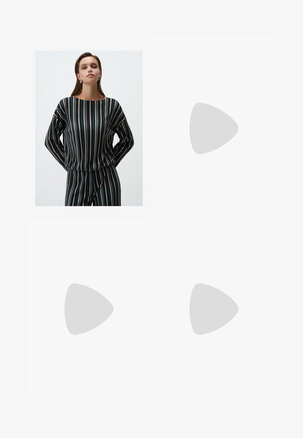 Blusa a righe in verde scuro, beige e turchese. Presenta maniche lunghe e un ampia scollatura. Tessuto liscio e leggero con righe verticali.; Pantaloni a campana di un rosa pallido, realizzati in materiale morbido e elasticizzato, con una vita alta e senza modelli o hardware visibili.; Infradito beige chiaro con soletta testurizzata, suola piatta e sottili cinturini lucidi. Presenta un marchio discreto sul cinturino.; Borsa hobo in pelle nera con design morbido, ampia tracolla e texture liscia. Presenta una chiusura con zip laterale.