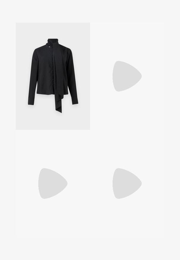 Camicia nera a maniche lunghe con colletto a risvolto e dettaglio di sciarpa morbida. Presenta righe verticali e chiusura con bottoni sul davanti.; Jeans a gamba larga in denim blu scuro con vita alta, cinque tasche, cuciture a contrasto e hardware in metallo argentato. Texture liscia e finitura pulita.; Sneaker in suede nera con dettagli bianchi, dotate di un logo dorato. Indossate con jeans di denim azzurro e posizionate su una superficie blu testurizzata.; MIRONS Borsa a mano - brown