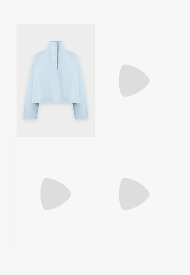 Ανοιχτό μπλε κοντό πουκάμισο με ψηλό γιακά, μακριά μανίκια και κλείσιμο με πέντε κουμπιά στην πλάτη. Φτιαγμένο από μία λεία, υφασμάτινη σύνθεση.; Μαύρο παντελόνι με φαρδιά πόδια και λεία υφή, με ψηλό καβάλο και κεντρικές πτυχές. Χωρίς ορατά σχέδια ή μεταλλικά στοιχεία.; Μαύρα δερμάτινα σανδάλια με χρυσές αγκράφες, διαθέτουν πολυάριθμες λωρίδες και επίπεδη σόλα σχεδίασης για ανοιχτό μπροστινό.; Μαύρη δερμάτινη τσάντα με δομημένο ορθογώνιο σχήμα. Διαθέτει χρυσό οβάλ κούμπωμα και λεπτό λουρί ώμου. Λείος υφάνισμα.