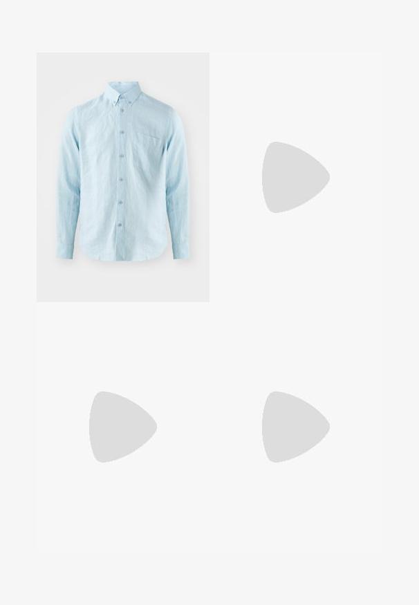 Camisa de manga longa azul claro, feita de tecido texturizado, com colarinho abotoado, botões à frente e um único bolso no peito.; T-shirt de algodão branco com gola redonda, mangas curtas e barra reta. Apresenta uma pequena etiqueta da marca na costura lateral esquerda.; Jeans de ganga azul claro com um corte solto, cintura alta e pernas retas. Apresenta bolsos frontais e fecho de botão metálico.; Tênis cinza em camurça com listras brancas, bico redondo e sola de borracha. Apresenta perfurações na lateral e um suporte texturizado no calcanhar.