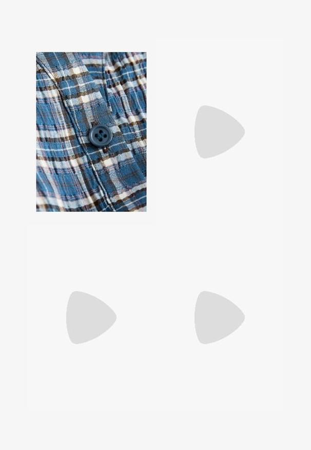 Blau und cremefarbener karierten Stoff mit einem Knopfdetail. Das Material ist leicht und strukturiert, mit dunklen braunen Akzenten im Muster.; Dunkelblaue, weit geschnittene Jeans aus Denim. Verfügt über einen mit Gürtel versehenen Bund mit mehreren Knöpfen, Fronttaschen und einen sauberen Abschluss an den Säumen.; Sportschuhe mit einem Obermaterial aus weißem Leder, grauer Wildleder-Zehenkappe und drei schwarzen Streifen. Sie verfügen über ein blaues Logo auf der Zunge und eine strukturierte Gummisohle.; Geflochtene Lederhandtasche in Braun, ovale Form mit einem dicken geflochtenen Griff, ausgestattet mit einem Reißverschluss und glänzender Textur.