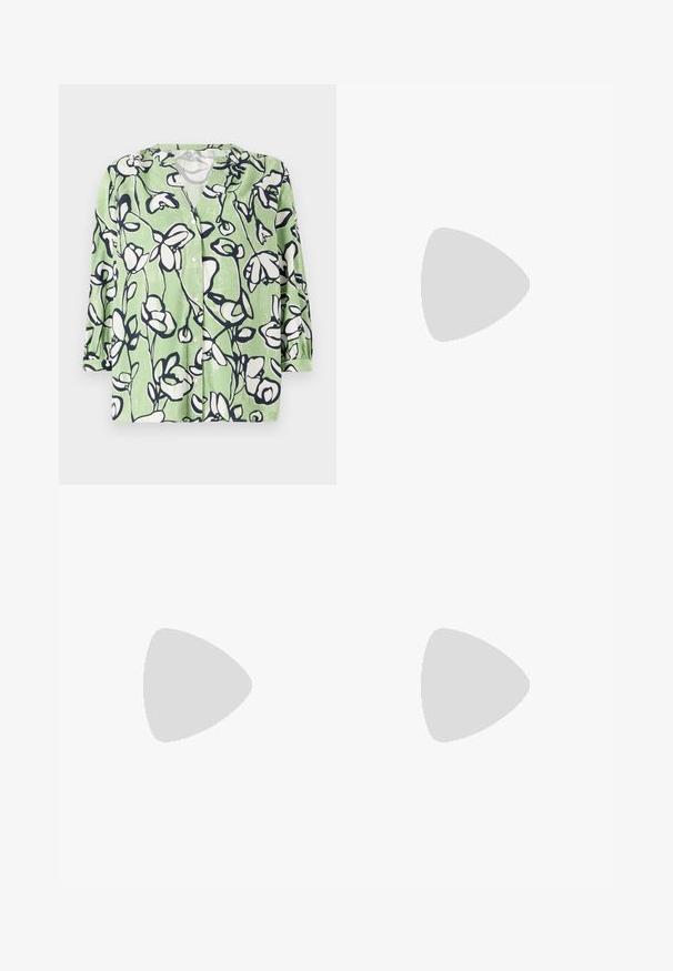 Zöld gombos ing, fehér és sötétkék virágmintával. V-kivágása és háromnegyedes ujja van, sima textúrával.; Fekete, szabott fazonú nadrág sima anyagból, klasszikus derékpánttal, elülső cipzárral és oldalsó zsebekkel.; Fekete lakk bőr, pántos magassarkú cipő, hegyes orral, lekerekített kivágással és tömbsarkal. Arany színű csat díszíti.; Fekete kézitáska texturált felülettel, dupla felső fogantyúval és állítható vállpánttal. Arany színű fém kiegészítők és oldalsó zsebek találhatók rajta.